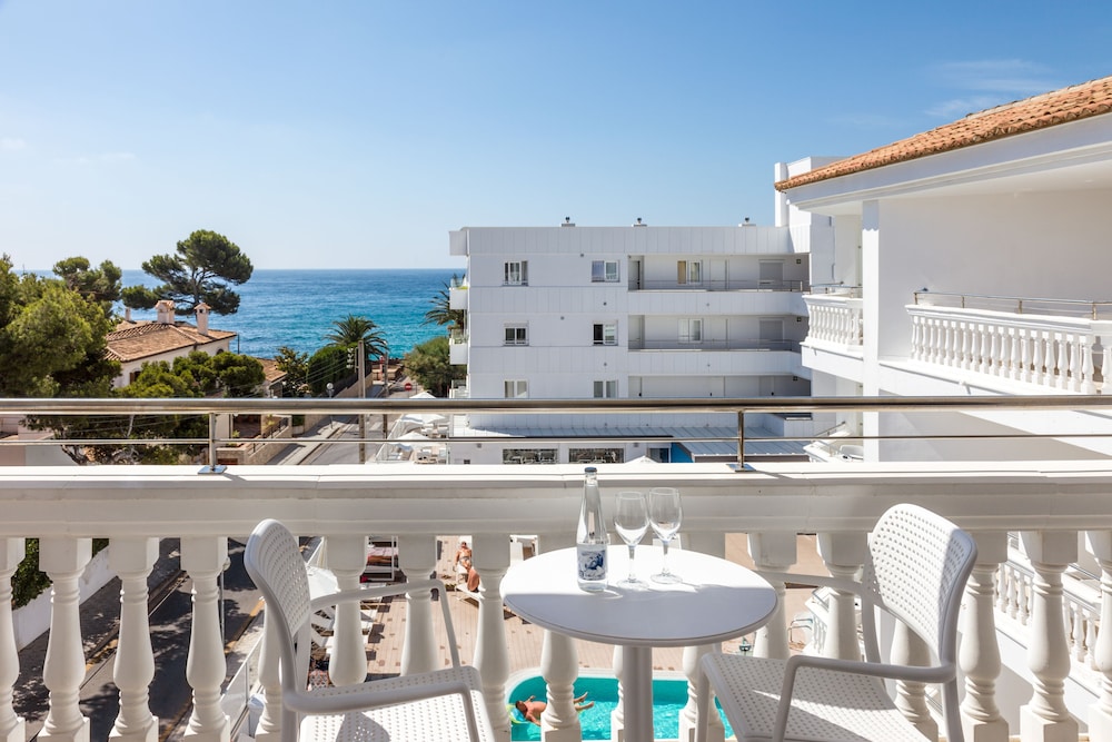 Welikehotel Triton Beach — Hotel building in Cala Ratjada, Balearic Islands