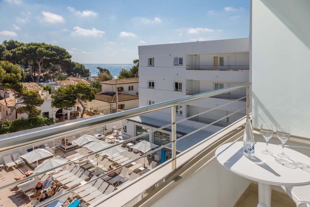 Welikehotel Triton Beach — Hotel building in Cala Ratjada, Balearic Islands