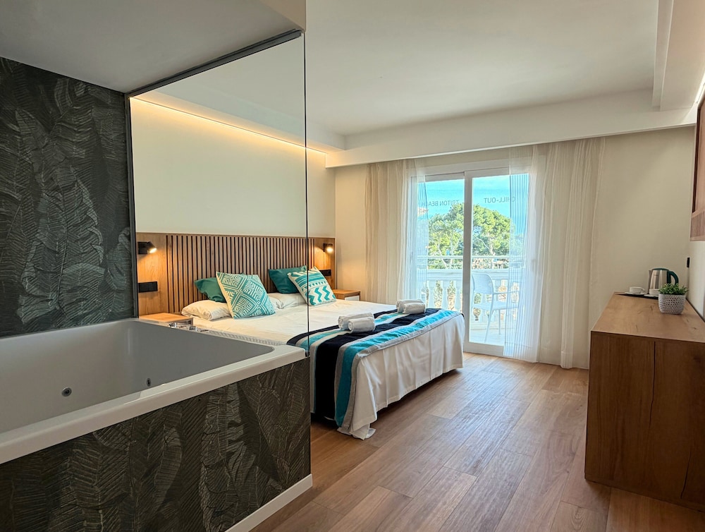 Welikehotel Triton Beach — Hotel rooms in Cala Ratjada, Balearic Islands