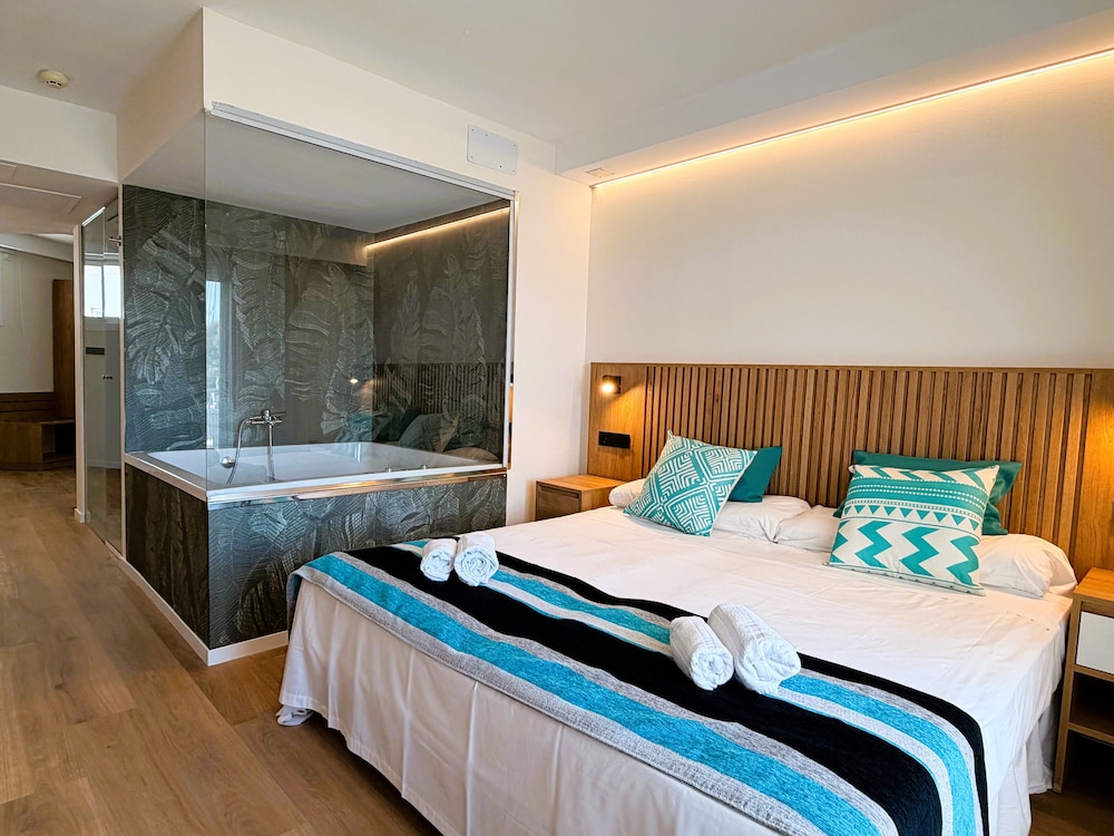 Welikehotel Triton Beach — Hotel rooms in Cala Ratjada, Balearic Islands