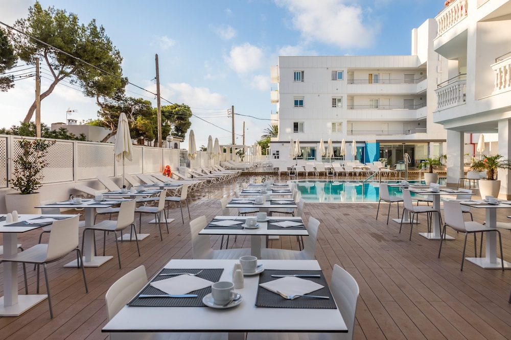 Welikehotel Triton Beach — Swimming pool in Cala Ratjada, Balearic Islands