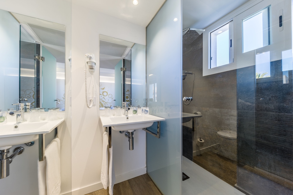 Welikehotel Triton Beach — Hotel rooms in Cala Ratjada, Balearic Islands