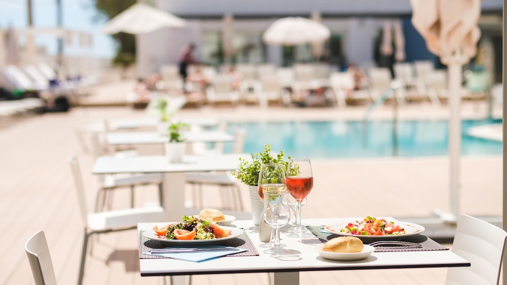 Welikehotel Triton Beach — Restaurant & bars in Cala Ratjada, Balearic Islands