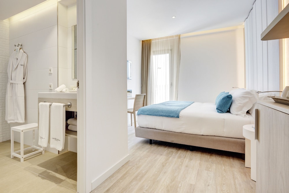 La Goleta Hotel de Mar - Adults Only — Hotel rooms in Puerto Pollensa, Balearic Islands