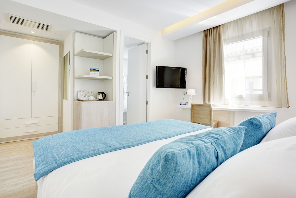 La Goleta Hotel de Mar - Adults Only — Hotel rooms in Puerto Pollensa, Balearic Islands