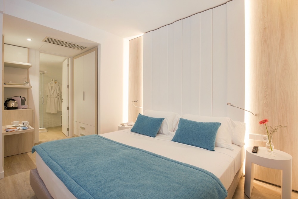 La Goleta Hotel de Mar - Adults Only — Hotel rooms in Puerto Pollensa, Balearic Islands
