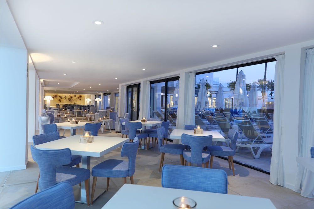 Iberostar Waves Bahía de Palma -Adults Only — Restaurant & bars in Playa de Palma, Balearic Islands