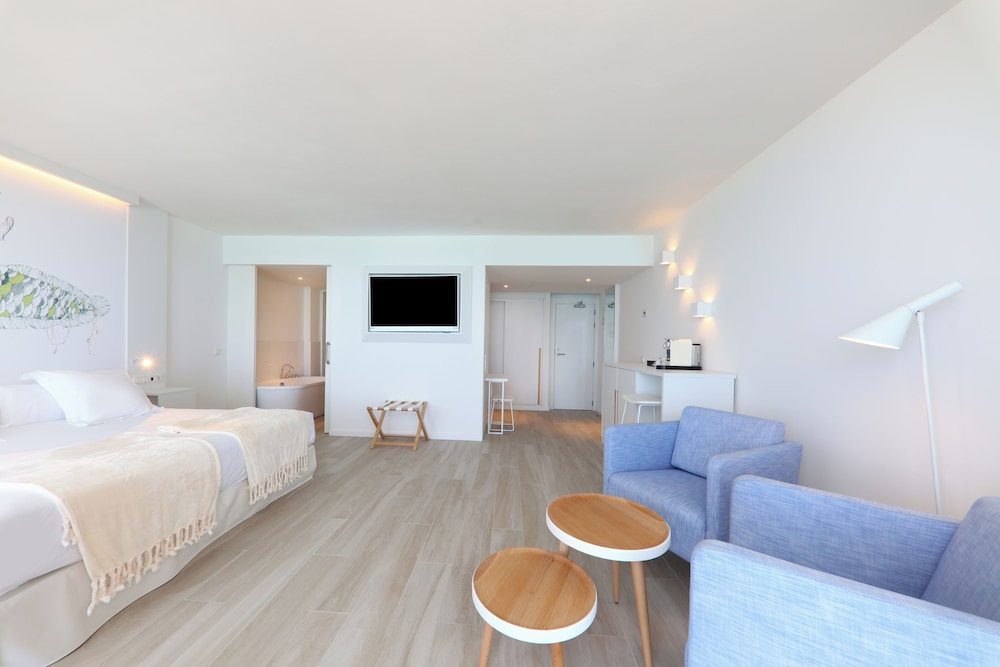 Iberostar Waves Bahía de Palma -Adults Only — Hotel rooms in Playa de Palma, Balearic Islands