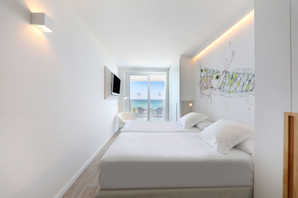 Iberostar Waves Bahía de Palma -Adults Only — Hotel rooms in Playa de Palma, Balearic Islands