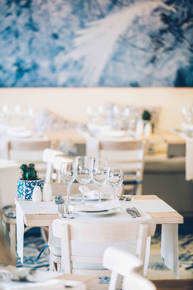 Iberostar Waves Bahía de Palma -Adults Only — Restaurant & bars in Playa de Palma, Balearic Islands