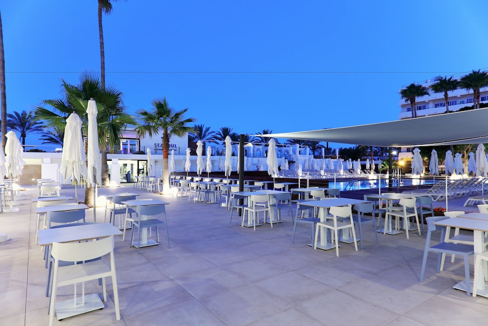 Iberostar Waves Bahía de Palma -Adults Only — Restaurant & bars in Playa de Palma, Balearic Islands