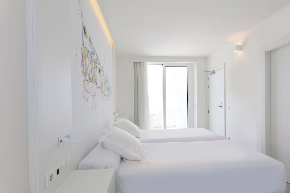 Iberostar Waves Bahía de Palma -Adults Only — Hotel rooms in Playa de Palma, Balearic Islands