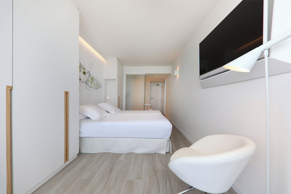 Iberostar Waves Bahía de Palma -Adults Only — Hotel rooms in Playa de Palma, Balearic Islands