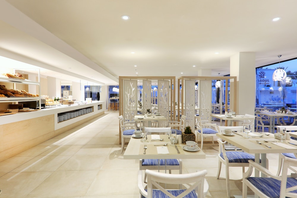 Iberostar Waves Bahía de Palma -Adults Only — Restaurant & bars in Playa de Palma, Balearic Islands