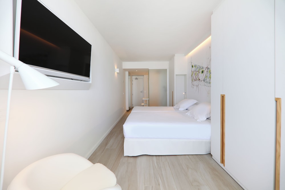 Iberostar Waves Bahía de Palma -Adults Only — Hotel rooms in Playa de Palma, Balearic Islands