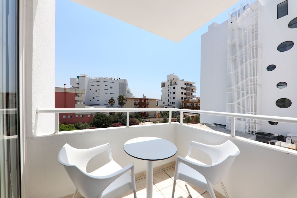 Iberostar Waves Bahía de Palma -Adults Only — Hotel rooms in Playa de Palma, Balearic Islands