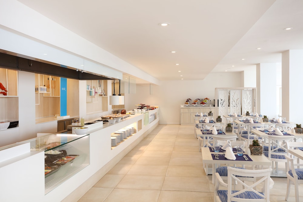 Iberostar Waves Bahía de Palma -Adults Only — Restaurant & bars in Playa de Palma, Balearic Islands
