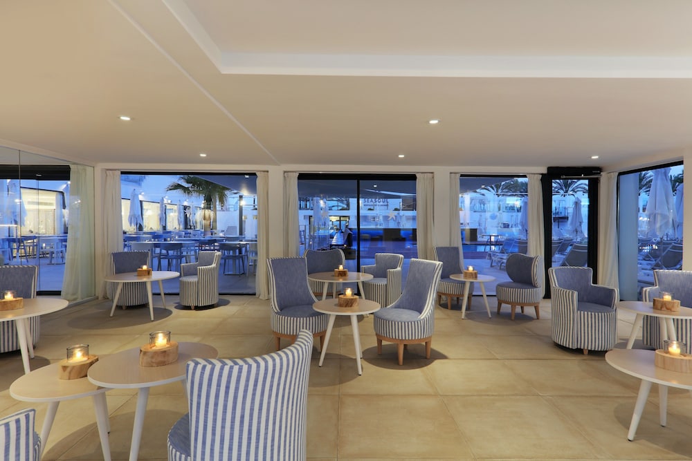 Iberostar Waves Bahía de Palma -Adults Only — Restaurant & bars in Playa de Palma, Balearic Islands