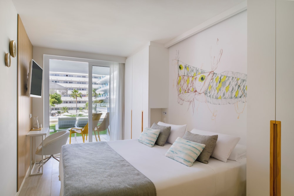 Iberostar Waves Bahía de Palma -Adults Only — Hotel rooms in Playa de Palma, Balearic Islands