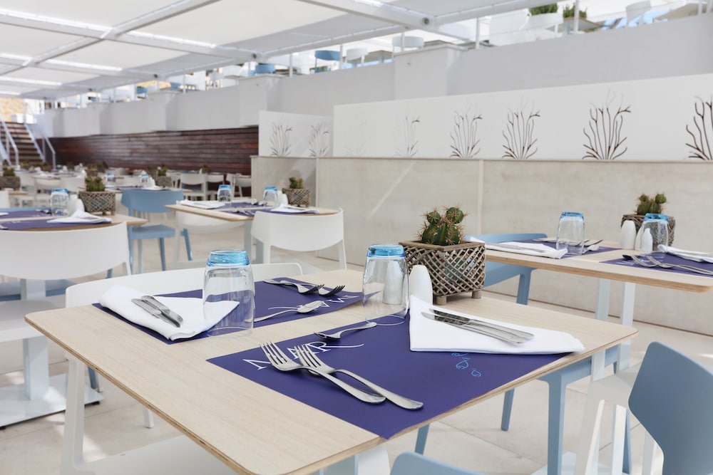 Iberostar Waves Bahía de Palma -Adults Only — Restaurant & bars in Playa de Palma, Balearic Islands