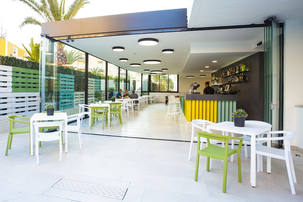 Apartamentos Primavera Loix — Restaurant & bars in Benidorm, Valencian Community