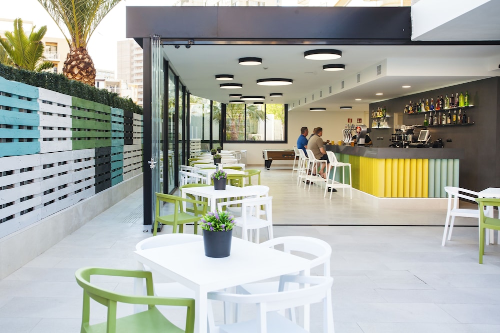 Apartamentos Primavera Loix — Restaurant & bars in Benidorm, Valencian Community