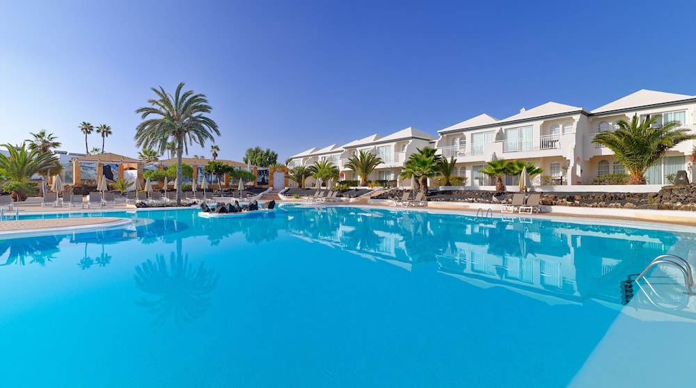 H10 Ocean Suites — Swimming pool in Corralejo, Canary Islands