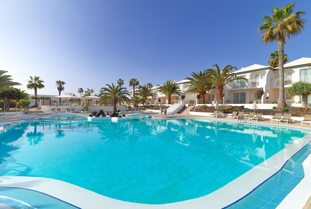 H10 Ocean Suites — Swimming pool in Corralejo, Canary Islands