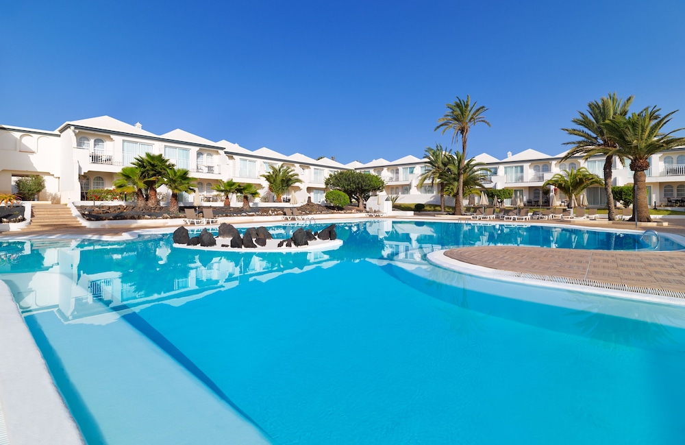 H10 Ocean Suites — Swimming pool in Corralejo, Canary Islands