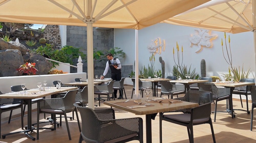H10 Ocean Suites — Restaurant & bars in Corralejo, Canary Islands