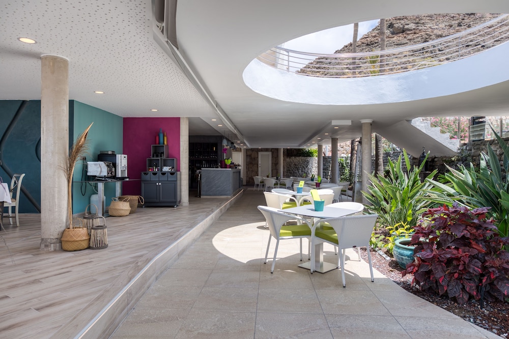 Holiday Club Puerto Calma — Restaurant & bars in Puerto Rico, Canary Islands