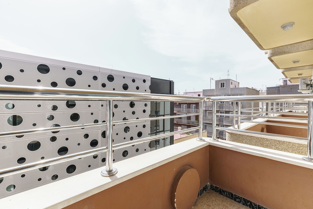 Apartamentos Maja — Hotel building in Benidorm, Valencian Community