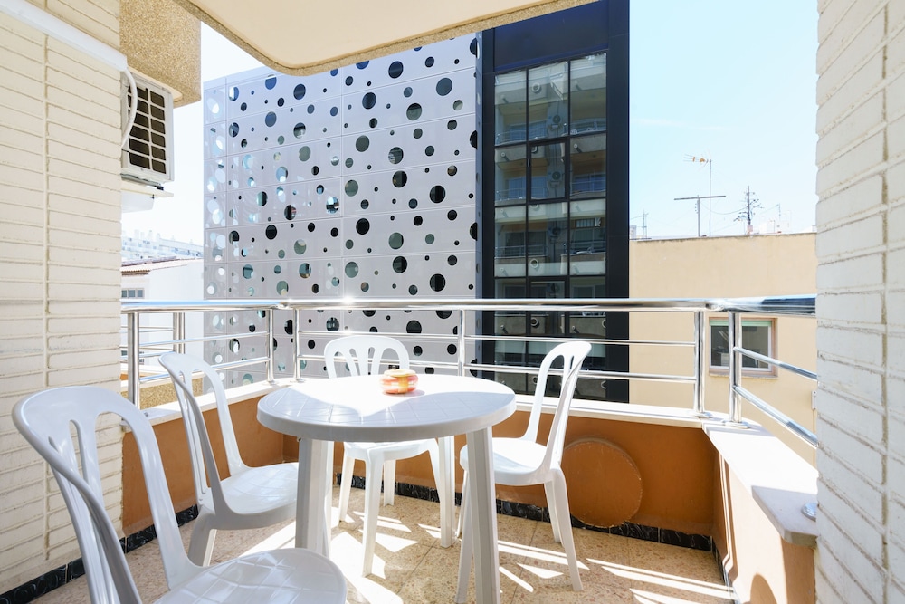 Apartamentos Maja — Hotel building in Benidorm, Valencian Community
