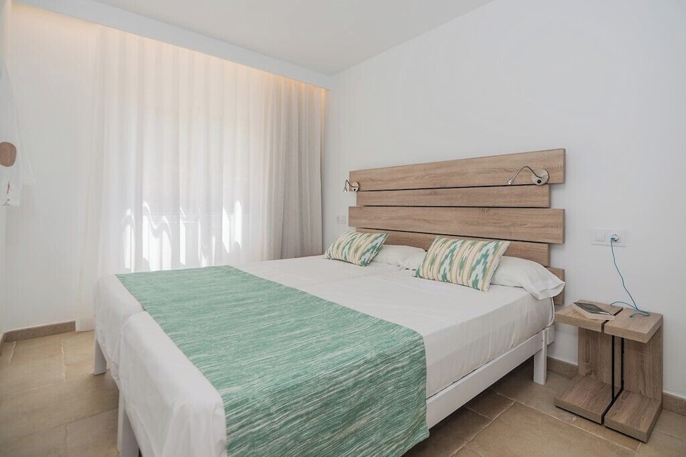 Seaclub Alcudia — Hotel rooms in Alcudia, Balearic Islands
