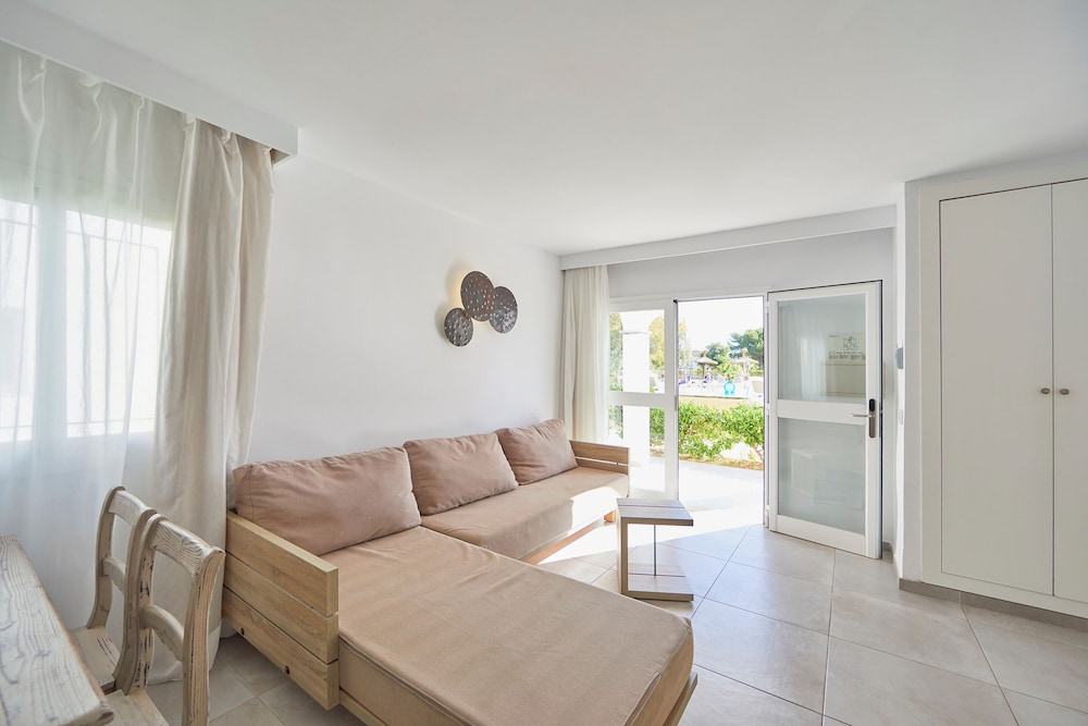 Seaclub Alcudia — Hotel rooms in Alcudia, Balearic Islands
