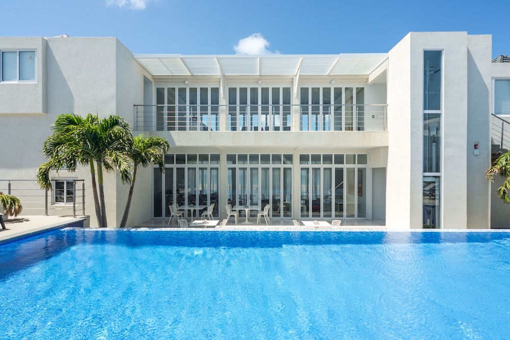 Ocean Z Boutique Hotel — Swimming pool in Noord, Aruba