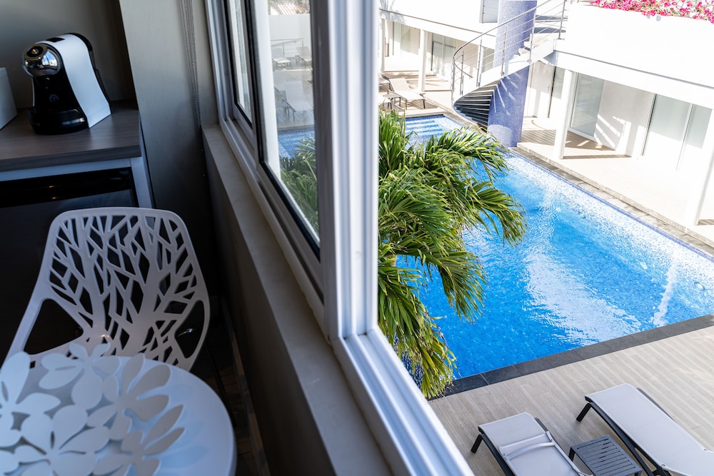 Ocean Z Boutique Hotel — Swimming pool in Noord, Aruba