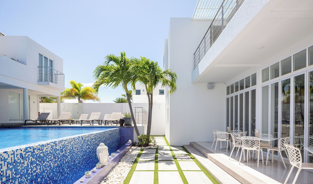 Ocean Z Boutique Hotel — Swimming pool in Noord, Aruba