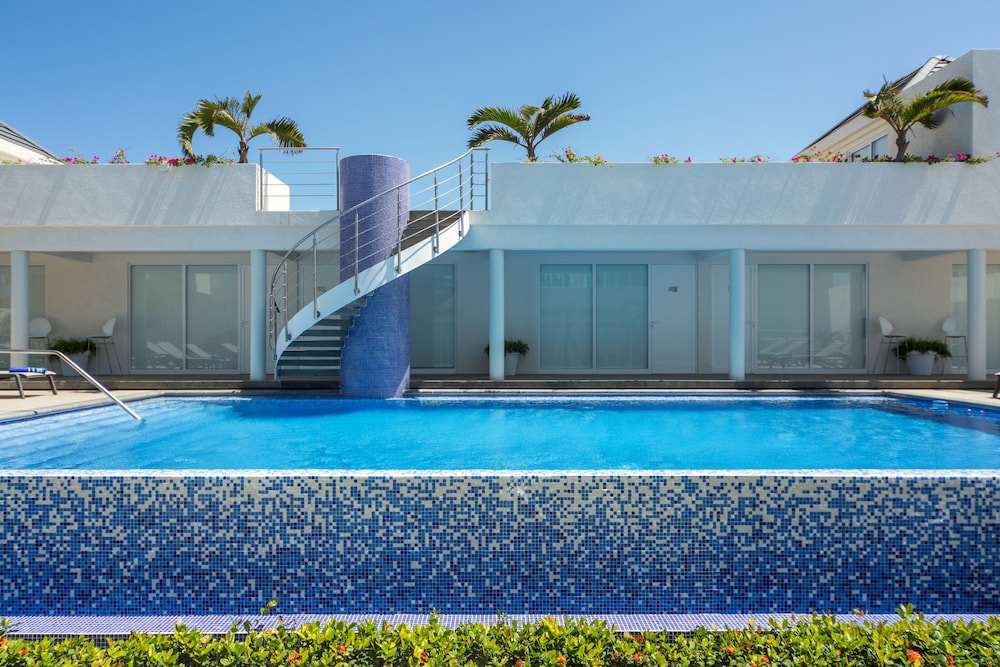 Ocean Z Boutique Hotel — Swimming pool in Noord, Aruba