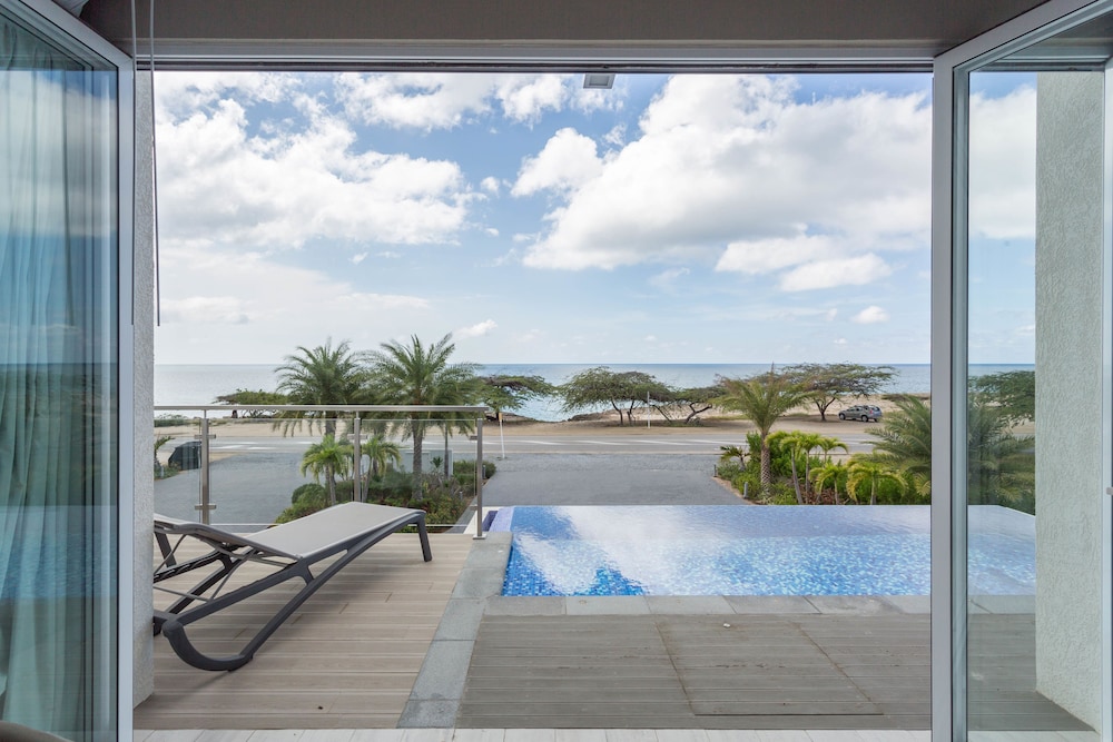 Ocean Z Boutique Hotel — Swimming pool in Noord, Aruba