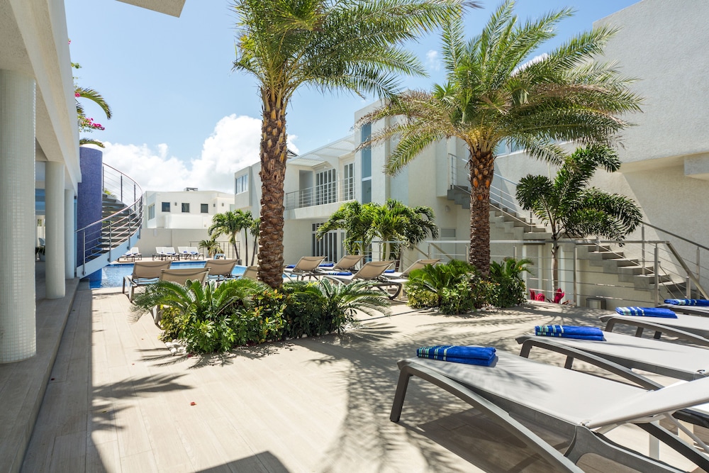 Ocean Z Boutique Hotel — Swimming pool in Noord, Aruba