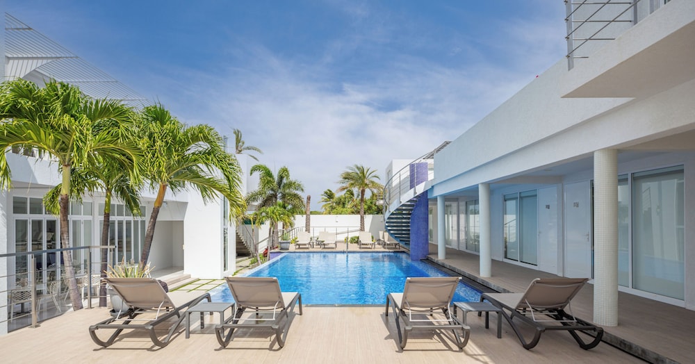 Ocean Z Boutique Hotel — Swimming pool in Noord, Aruba