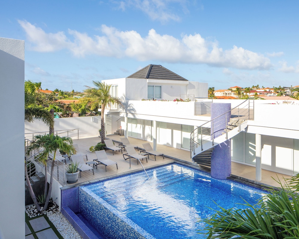 Ocean Z Boutique Hotel — Swimming pool in Noord, Aruba