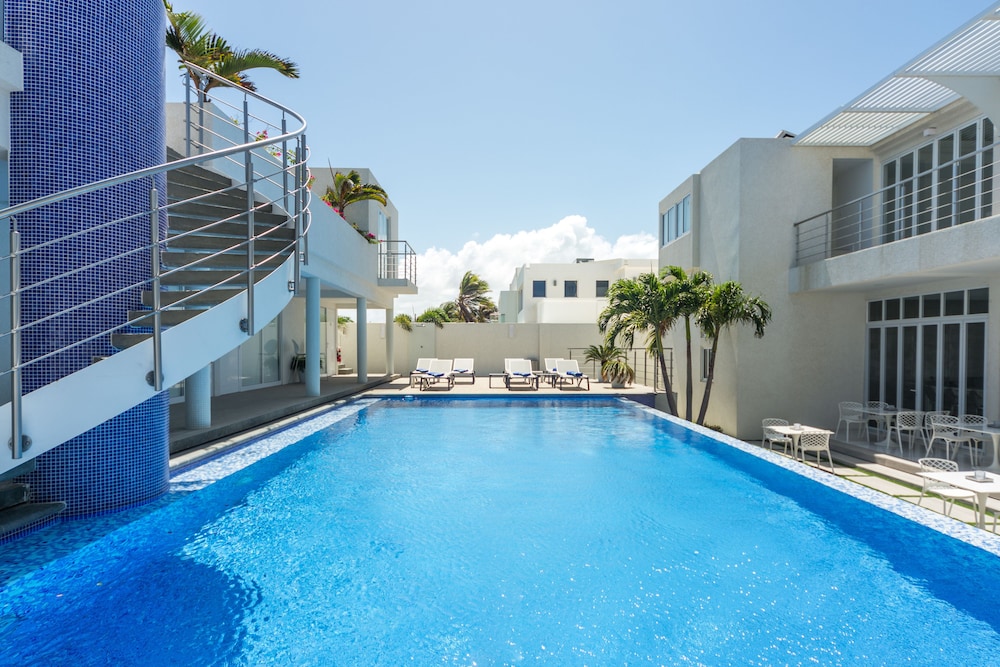 Ocean Z Boutique Hotel — Swimming pool in Noord, Aruba