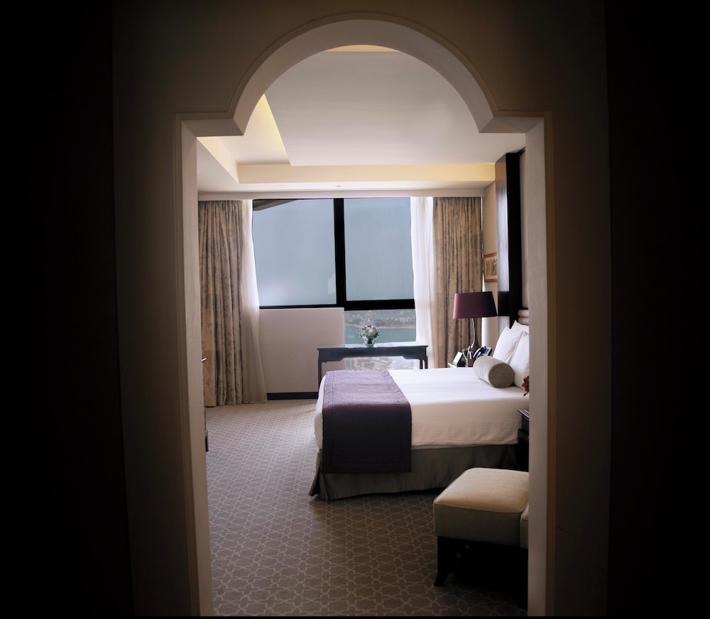 Bab Al Qasr Hotel — Hotel rooms in Abu Dhabi