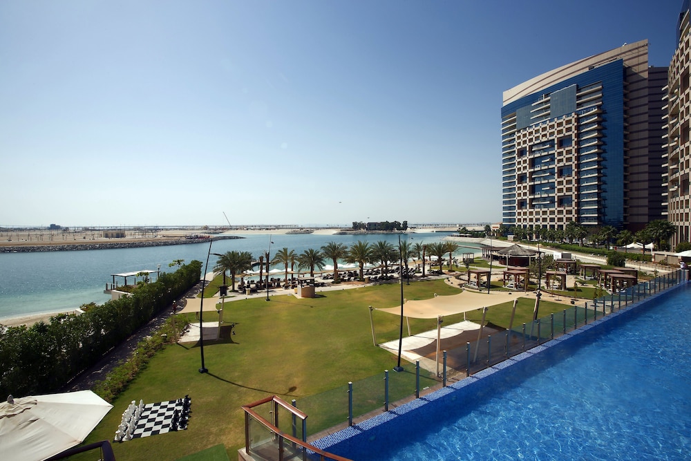 Bab Al Qasr Hotel — Swimming pool in Abu Dhabi