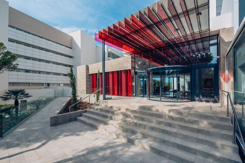 Iberostar Waves Cala Millor -Adults Only — Hotel building in Cala Millor, Balearic Islands