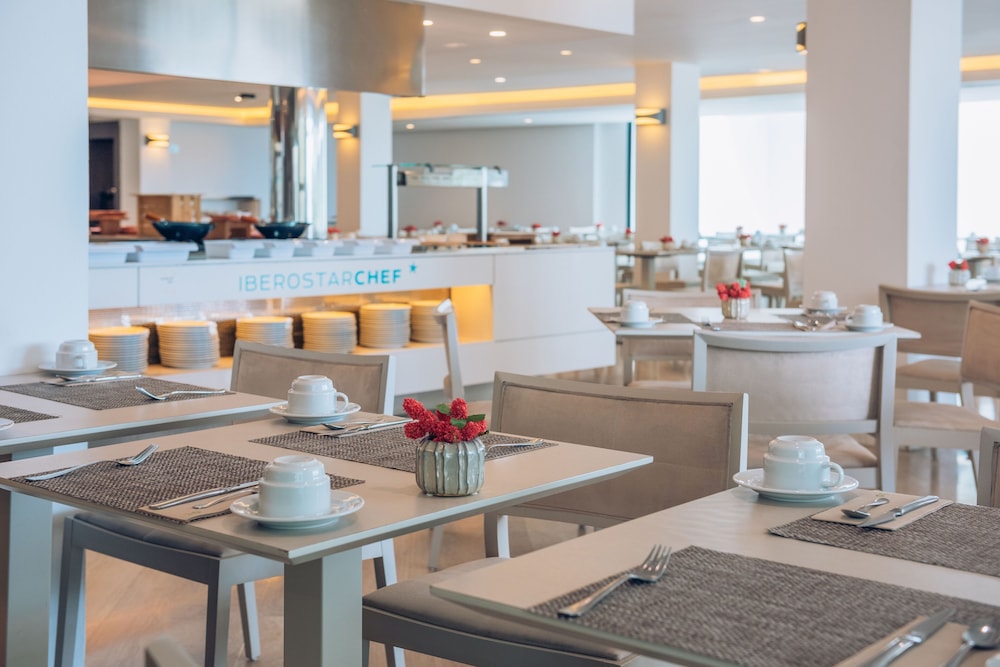 Iberostar Waves Cala Millor -Adults Only — Restaurant & bars in Cala Millor, Balearic Islands