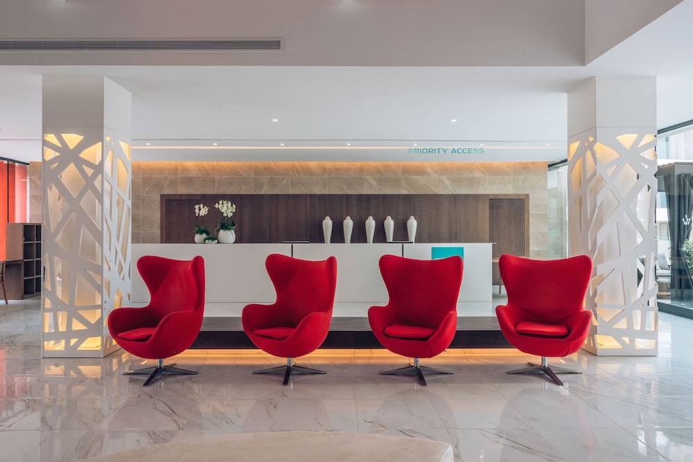 Iberostar Waves Cala Millor -Adults Only — Hotel building in Cala Millor, Balearic Islands
