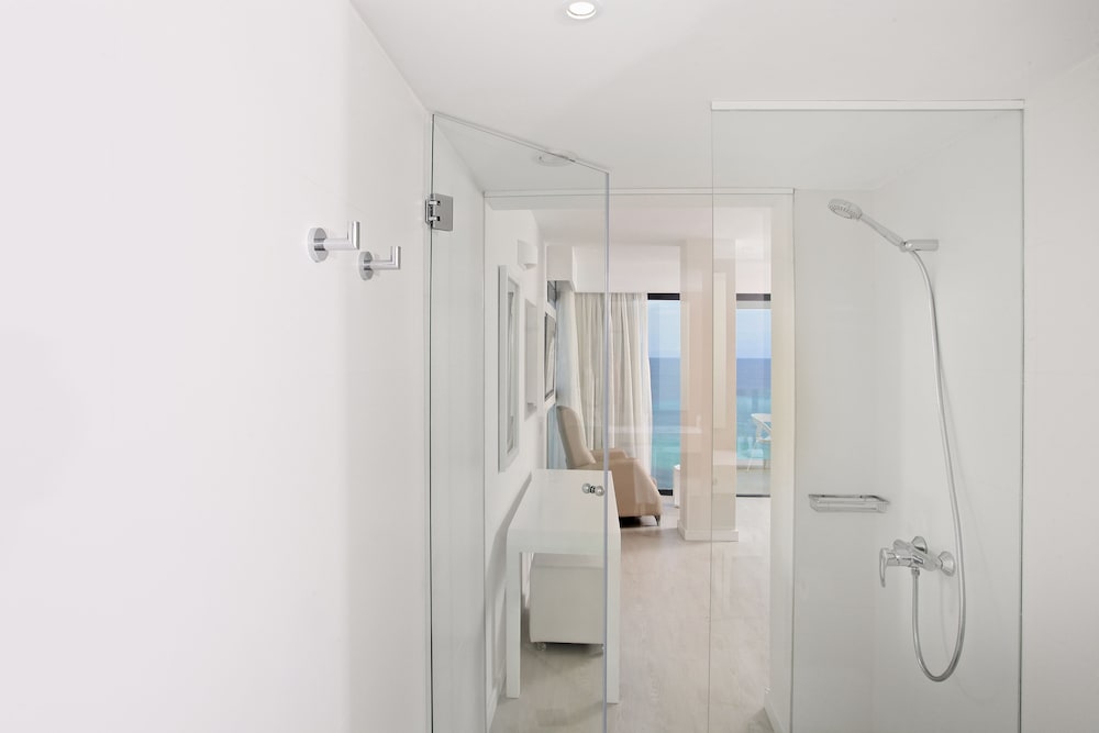 Iberostar Waves Cala Millor -Adults Only — Hotel rooms in Cala Millor, Balearic Islands